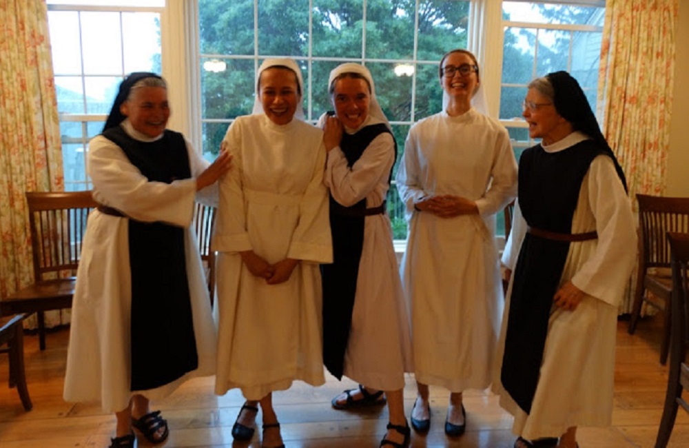 5 Cistercian nuns laughing together